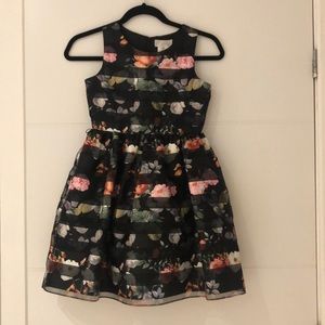 Beautiful girl’s floral party dress!